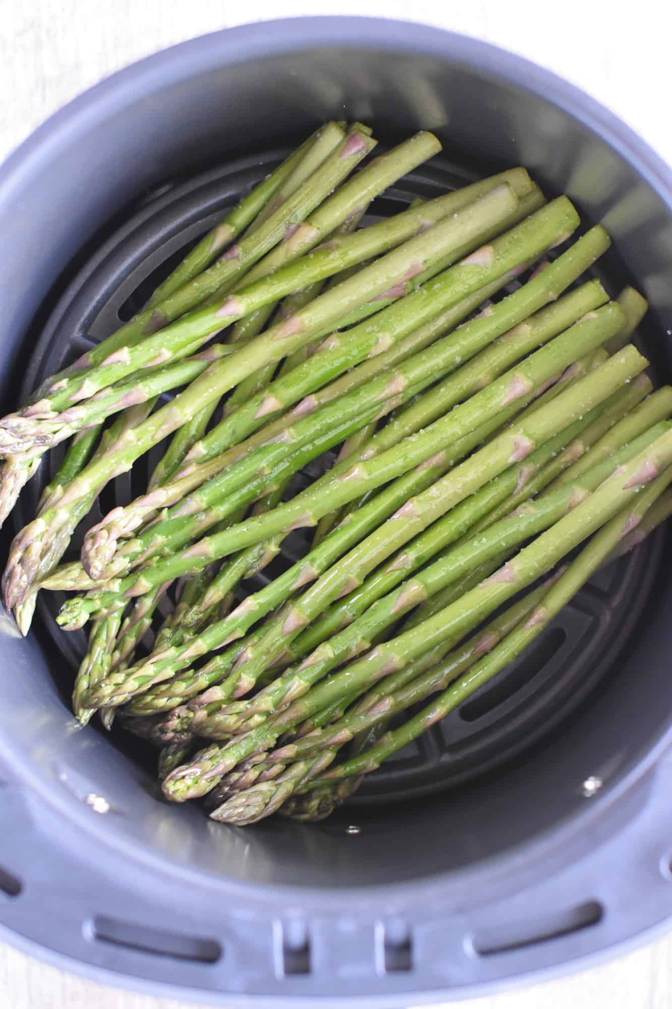 asparagus placed in the air fryer