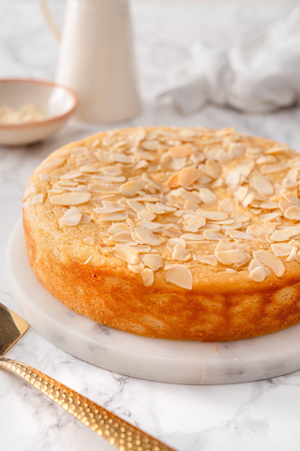 almond ricotta cake with toasted almond topping